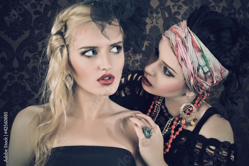 Foto: Portrait of two gorgeous woman. Portrait of two gorgeous woman.