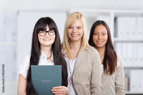 Foto: drei frauen mit bewerbungsmappe drei frauen mit bewerbungsmappe