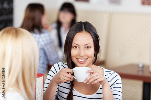 Foto: lächelnde junge frau im café lächelnde junge frau im café