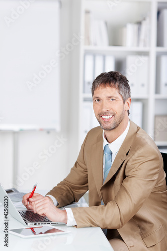 Photo: geschäftsmann im büro geschäftsmann im büro