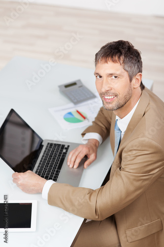 Foto: geschäftsmann mit laptop und tablet-pc geschäftsmann mit laptop und tablet-pc