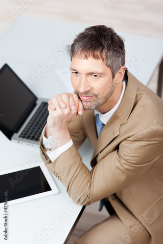 Foto: geschäftsmann mit laptop und tablet-pc geschäftsmann mit laptop und tablet-pc