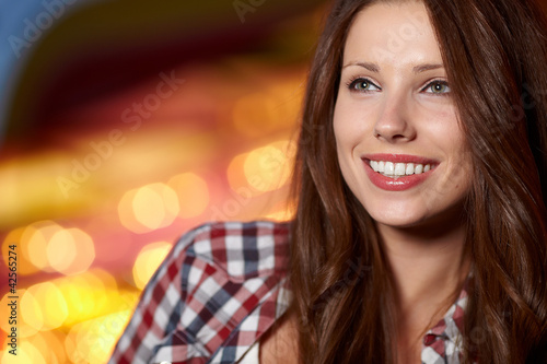 Foto: Portrait of beautiful woman in night city. Shallow DOF. Portrait of beautiful woman in night city. Shallow DOF.