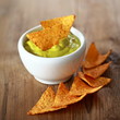 Tortilla Chips mit Guacamole dip