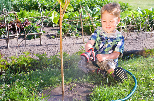 Photo: Kleiner Junge bei der Gartenarbeit, Gießne Kleiner Junge bei der Gartenarbeit, Gießne