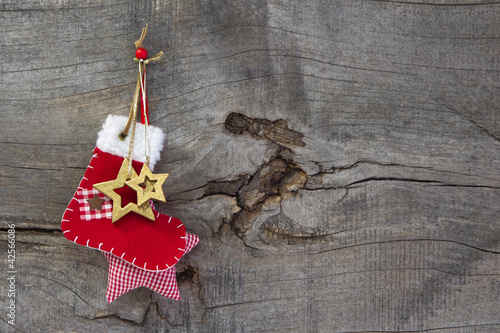 Photo: Weihnachtlicher Hintergrund mit Nikolausstiefel und Holz Weihnachtlicher Hintergrund mit Nikolausstiefel und Holz