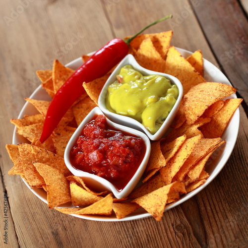 Photo: Tortilla Chips mit Guacamole und Salsa dip Tortilla Chips mit Guacamole und Salsa dip