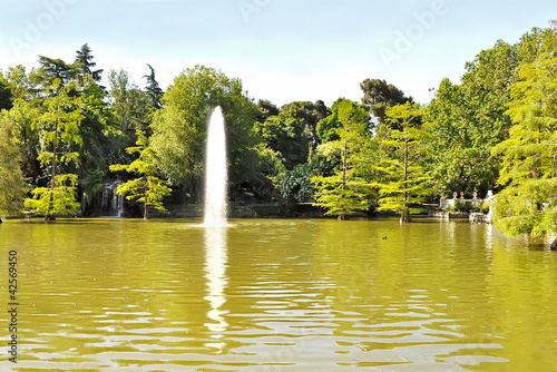 Foto: pond with water spurt pond with water spurt