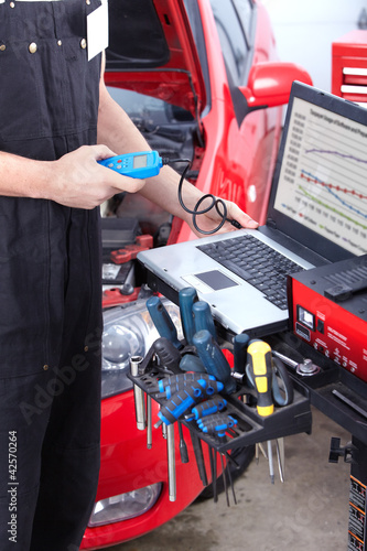 Foto: Professional auto mechanic. Professional auto mechanic.