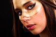 junge Frau mit Goldmaske