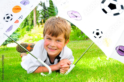 Foto: Kind unter Fussballschirme Kind unter Fussballschirme
