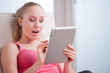 Foto: Young beautiful student using a tablet computer while relaxing Young beautiful student using a tablet computer while relaxing