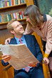 Mann und Frau lesen in Zeitung