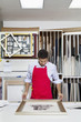 Foto: Young skilled worker adjusting frame on photograph Young skilled worker adjusting frame on photograph