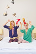 Frauen werfen Schuhe vom bett