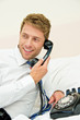 lachender mann mit altem Telefon