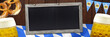 Banner Oktoberfest auf Holz mit Glas, Bretzel, Tafel und Fahne
