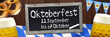 Banner Oktoberfest auf Holz mit Glas, Bretzel, Tafel und Fahne
