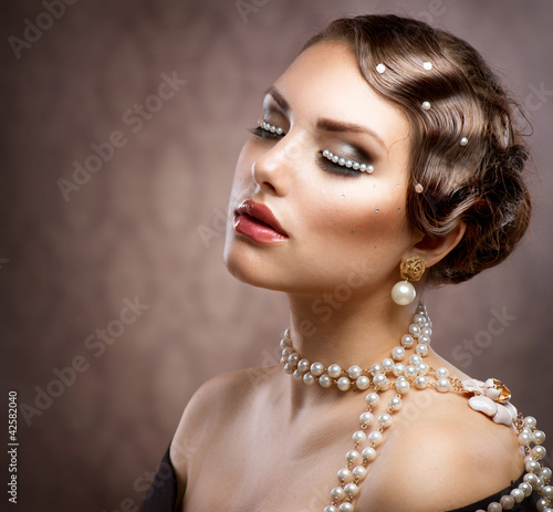 Foto: Retro Styled Makeup With Pearls. Beautiful Young Woman Portrait Retro Styled Makeup With Pearls. Beautiful Young Woman Portrait