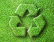 logo recyclage en relief dans l'herbe