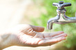 Foto: 水を受け止める手 水を受け止める手