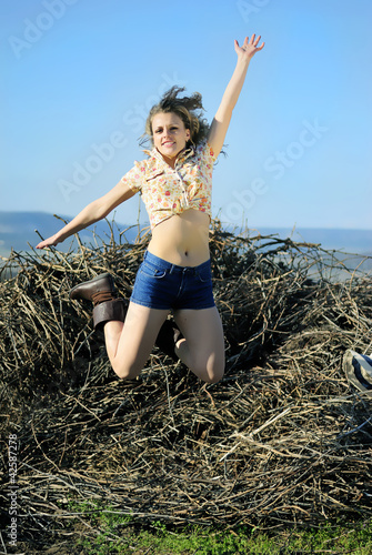 Foto: beautiful girl in shorts and hat on grapevine beautiful girl in shorts and hat on grapevine