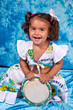 Photo: fillette souriante au djembé fillette souriante au djembé