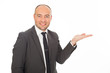 Foto: junger mann zeigt junger mann zeigt