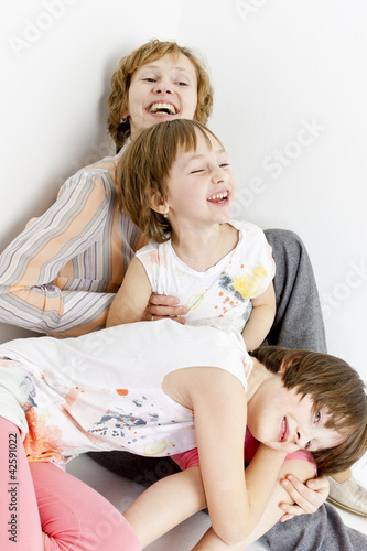 Foto: portrait of mother with their daughters portrait of mother with their daughters