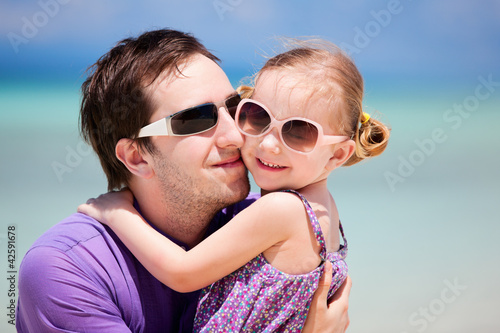 Foto: Father and daughter at beach Father and daughter at beach
