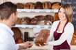 Photo: kunde kauft vollkornbrot kunde kauft vollkornbrot
