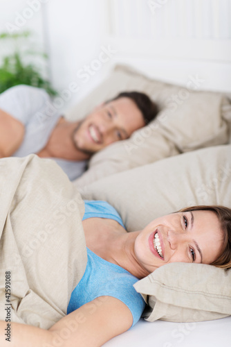 Foto: junges paar entspannt im bett junges paar entspannt im bett