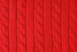 Detail roter Pullover mit Zopfmuster
