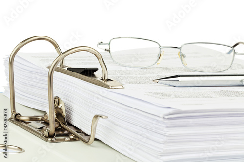 Foto: Akten Ordner mit Schriftstücken und Dokumenten Akten Ordner mit Schriftstücken und Dokumenten