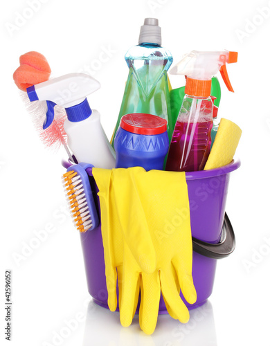 Foto: Cleaning items in bucket isolated on white Cleaning items in bucket isolated on white