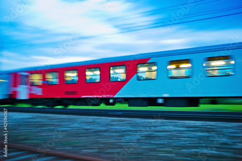 Foto: Zug in der Nacht. Nachtzug der ÖBB Zug in der Nacht. Nachtzug der ÖBB