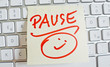 Notiz auf Computer Tastatur: Pause