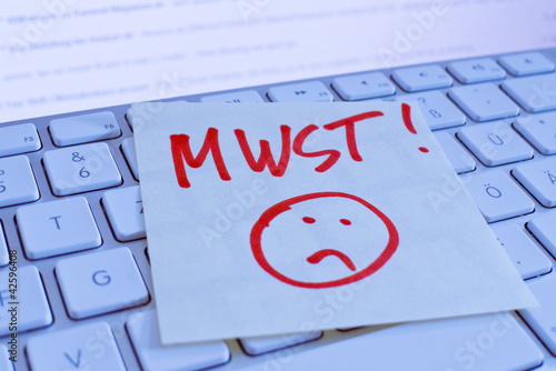 Foto: Notiz auf Computer Tastatur: MWSt. Notiz auf Computer Tastatur: MWSt.