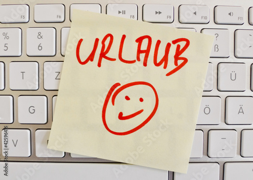 Foto: Notiz auf Computer Tastatur: Urlaub Notiz auf Computer Tastatur: Urlaub