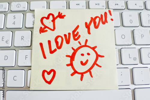 Foto: Notiz auf Computer Tastatur: I love you Notiz auf Computer Tastatur: I love you