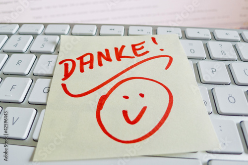 Foto: Notiz auf Computer Tastatur: Danke Notiz auf Computer Tastatur: Danke