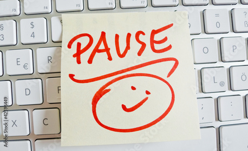 Foto: Notiz auf Computer Tastatur: Pause Notiz auf Computer Tastatur: Pause