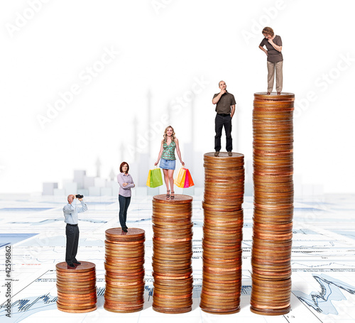 Foto: euro piles and people euro piles and people