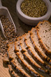 Brotschnitten aus dunklem Brot