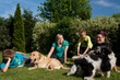 glückliche Familie mit ihren hunden