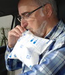 homme senior soufflant dans un éthylotest