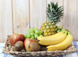 Foto: Obstkorb mit verschiedenen Sorten auf Tischdecke vor Holzwand Obstkorb mit verschiedenen Sorten auf Tischdecke vor Holzwand