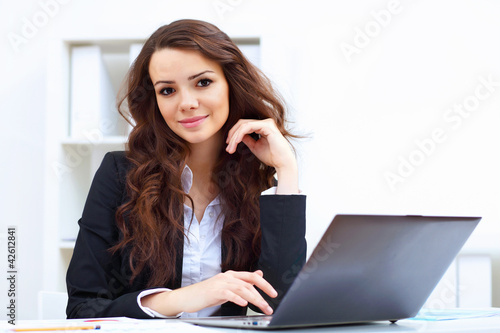 Foto: Young busines woman with notebook Young busines woman with notebook