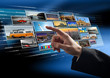 Doigt pressant une photo icone tactile