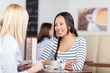 zwei freundinnen reden im café